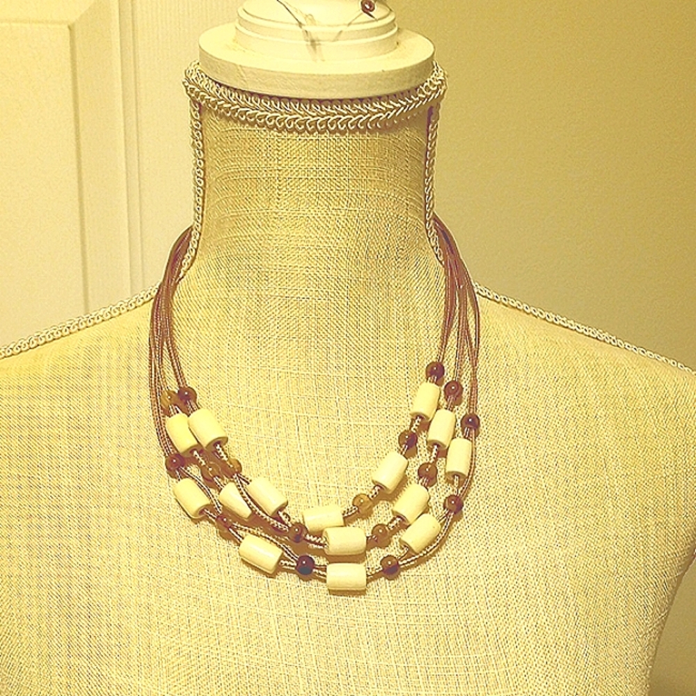 NWOT Elegant Cream and Brown Beaded Necklace